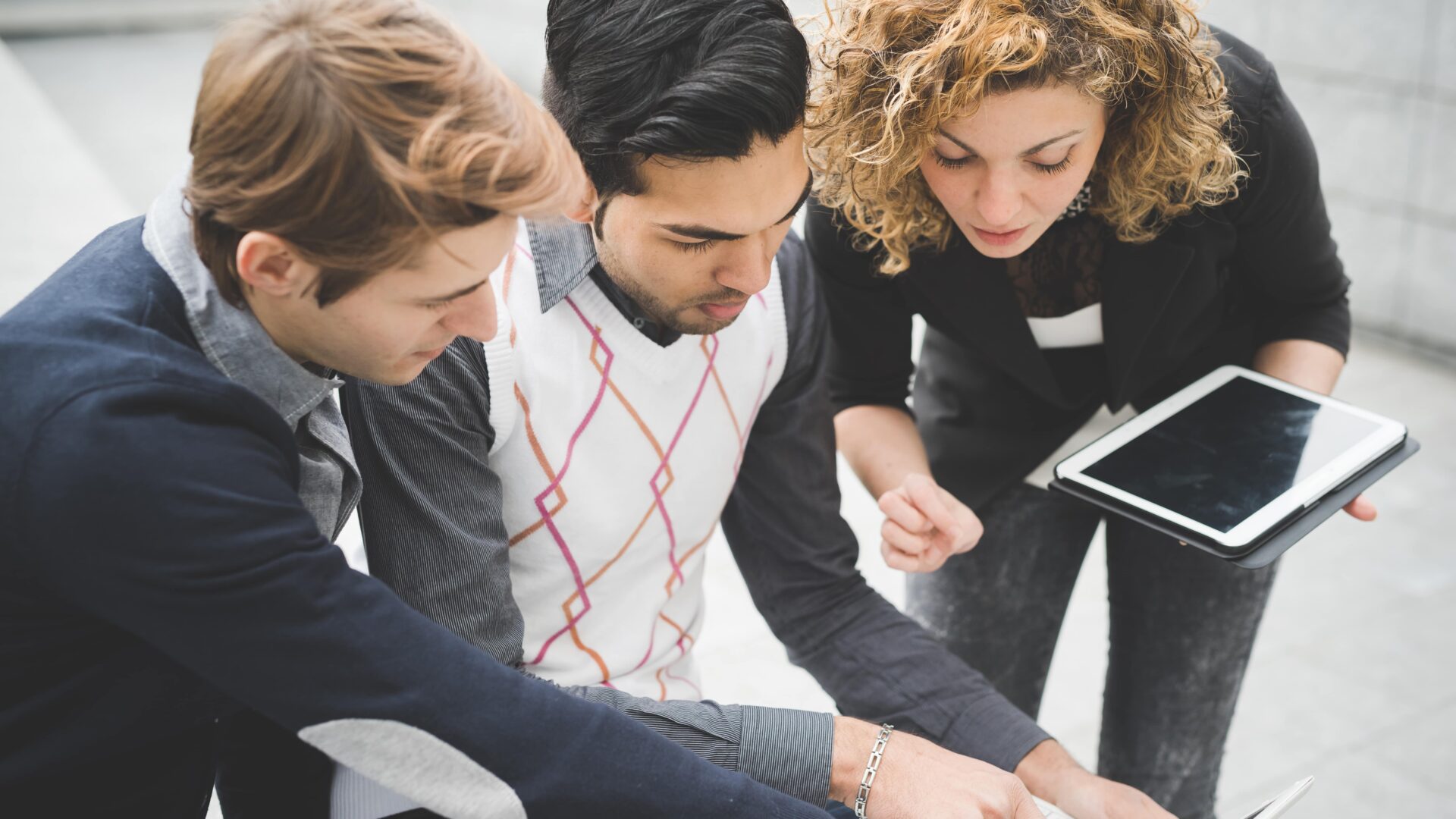 people_laptop_poiting