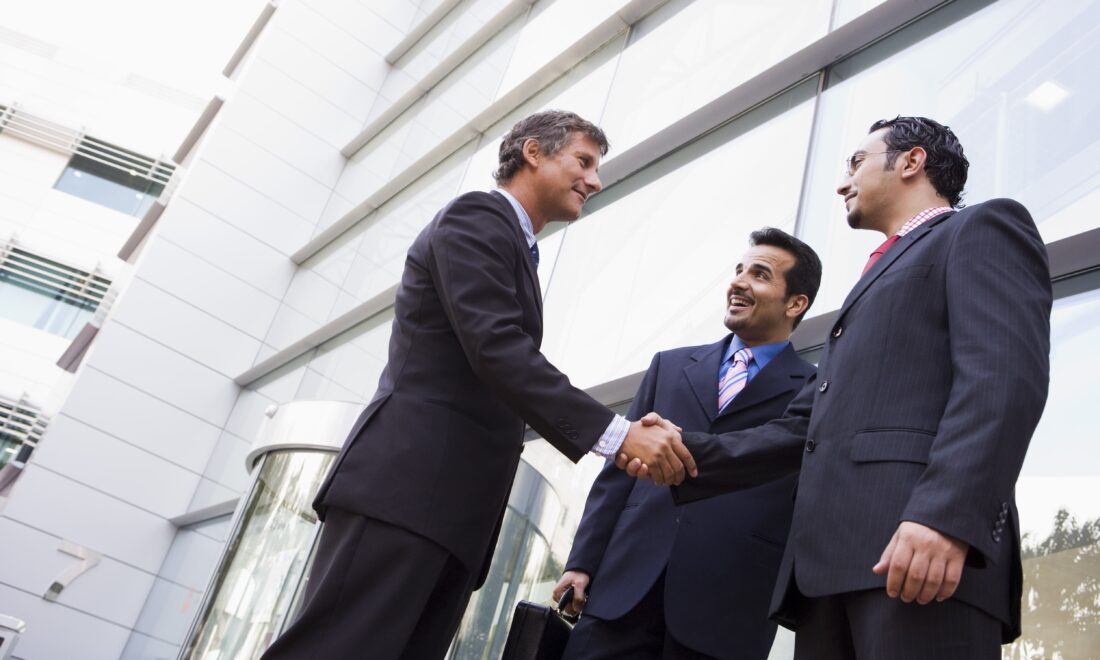 officepeople_handshake