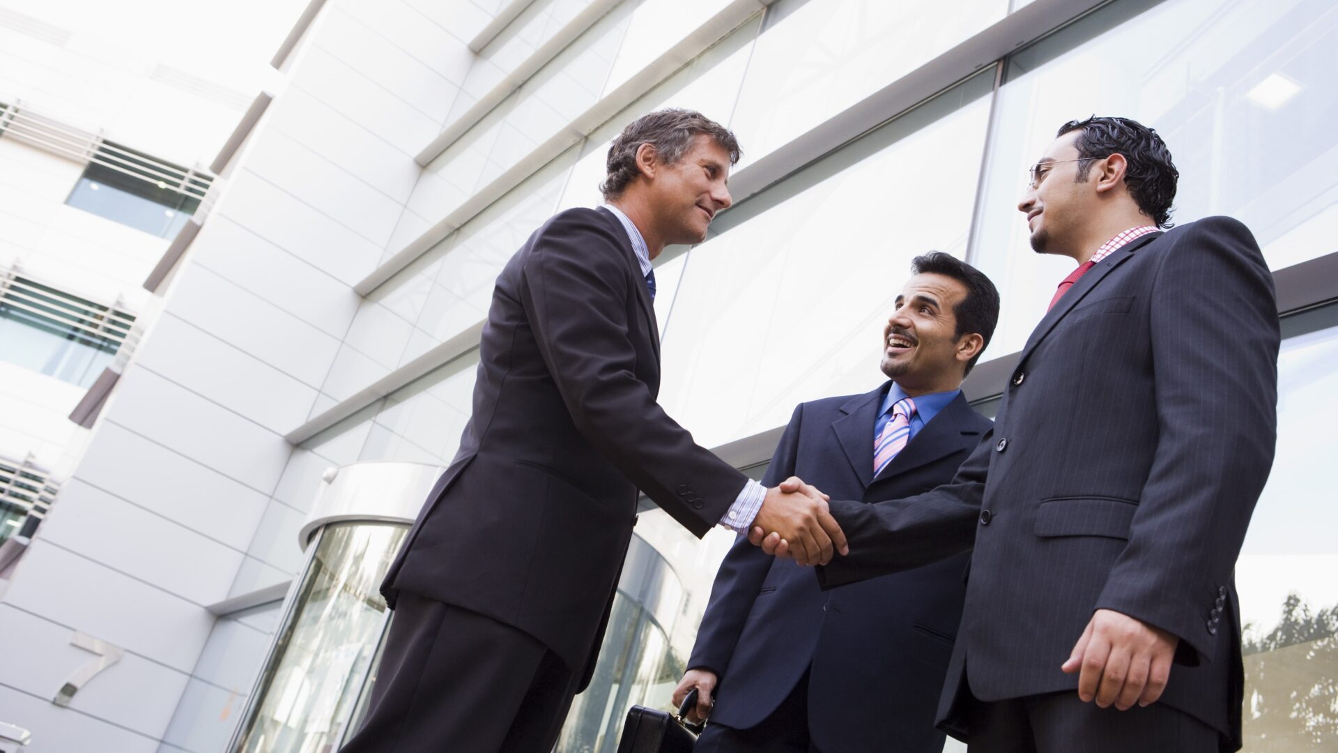 officepeople_handshake