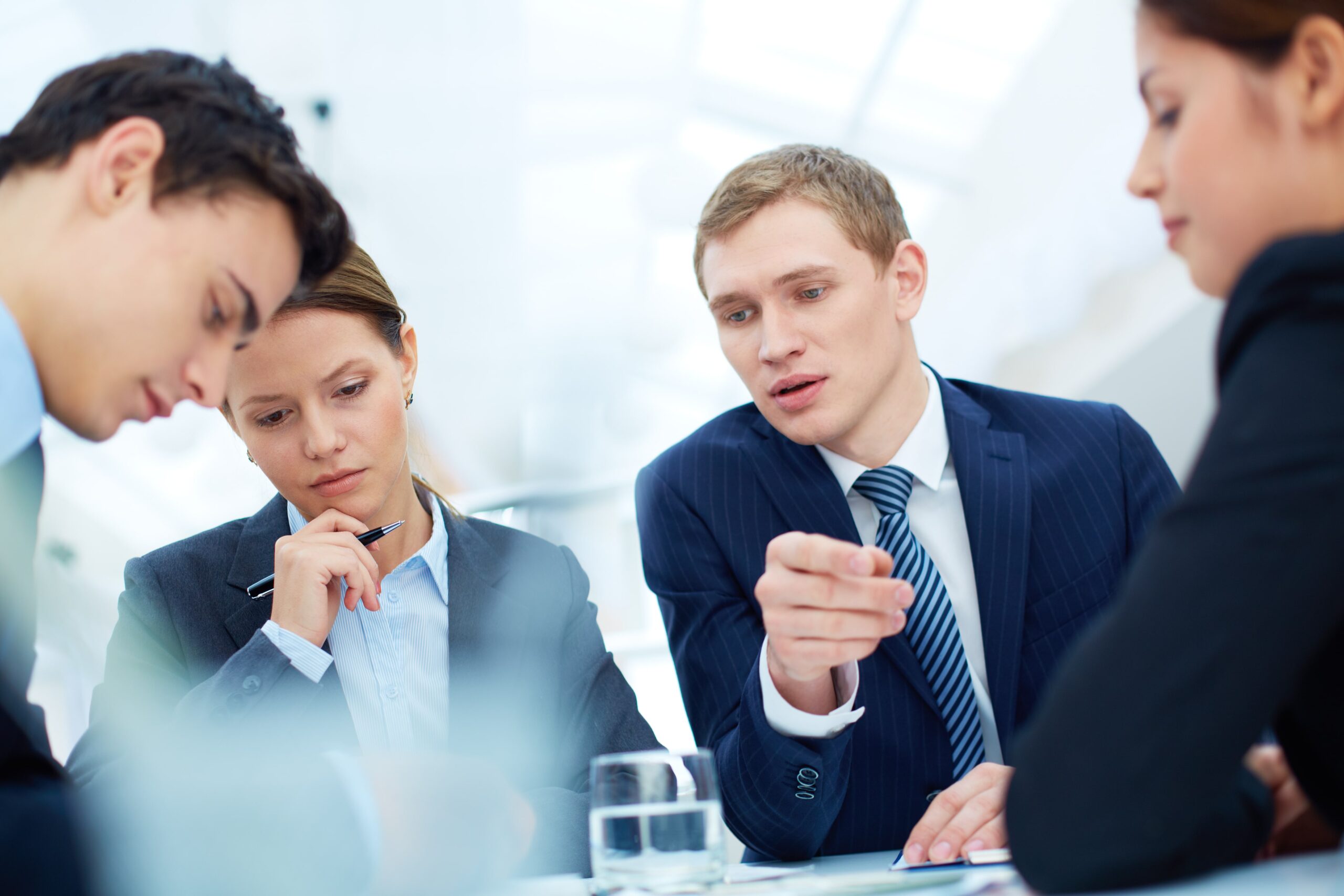 office_people_explaining